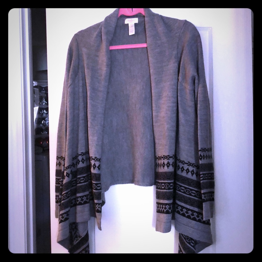 Never warn Gray and black sweater